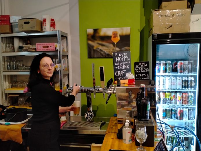 Alexandra Roumans aan de tap in Hops 'N More