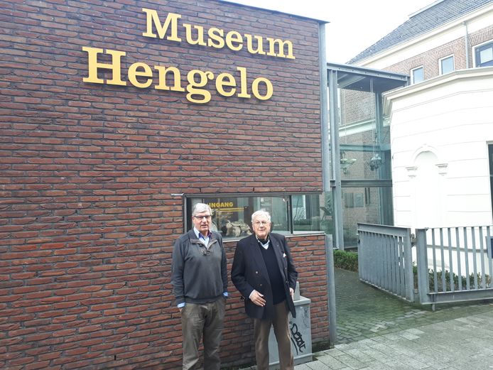 Voorzitter Gerard van Houweninge (rechts) en bestuurslid Gerrit ter Welle van Museum Hengelo.