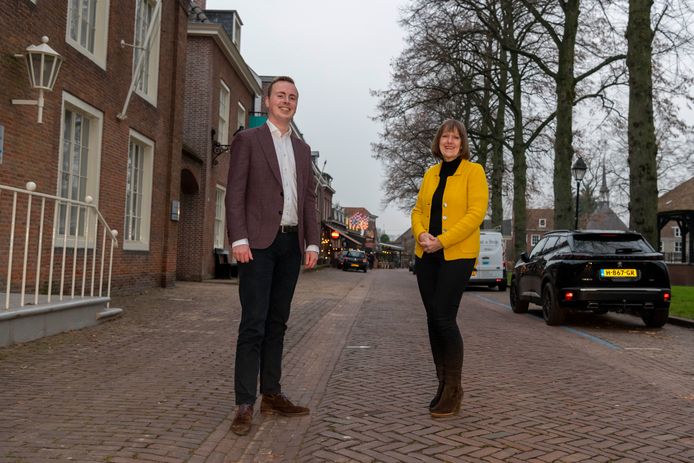 Ko Hamelink en Gon Boers op de Hoge Zij. HOI Werkt had als een van de verkiezingspunten in 2018 dat de Hoge Zij autovrij moest worden. Dat is tot nu toe niet gelukt.