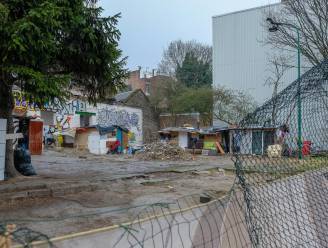 Sloppenwijk wordt opgeruimd: wilde illegale bezetting van privaat terrein nabij Noordstation eindelijk afgelopen