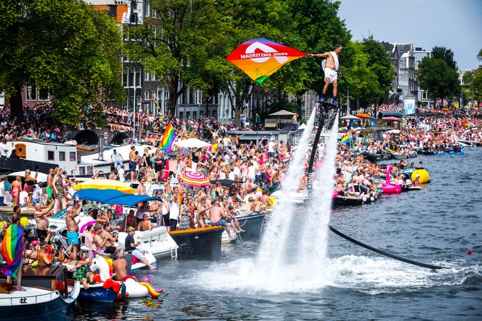 Beeld van de Canal Parade onderdeel van de Amsterdam Gay Pride vorig jaar.