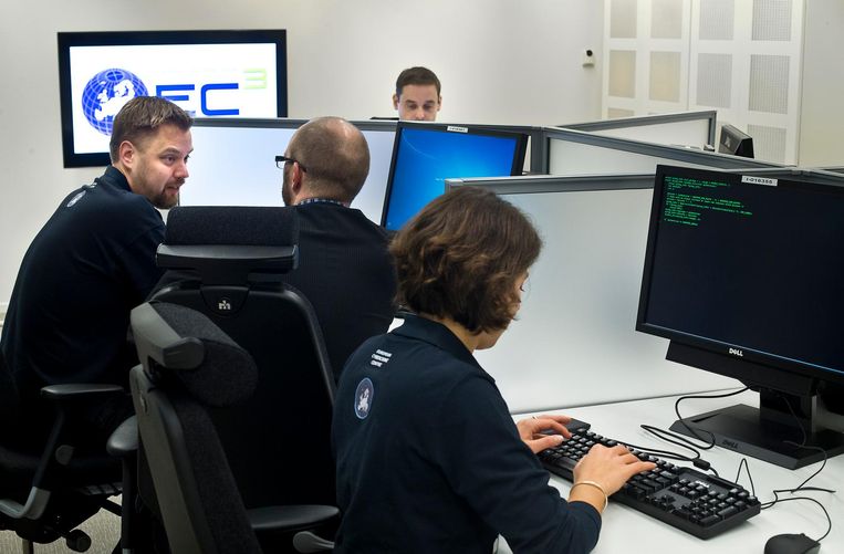 Medewerkers van het speciale Cybercrimecentrum, European Cyber Crime Centre (EC3), aan het werk. Beeld ANP 