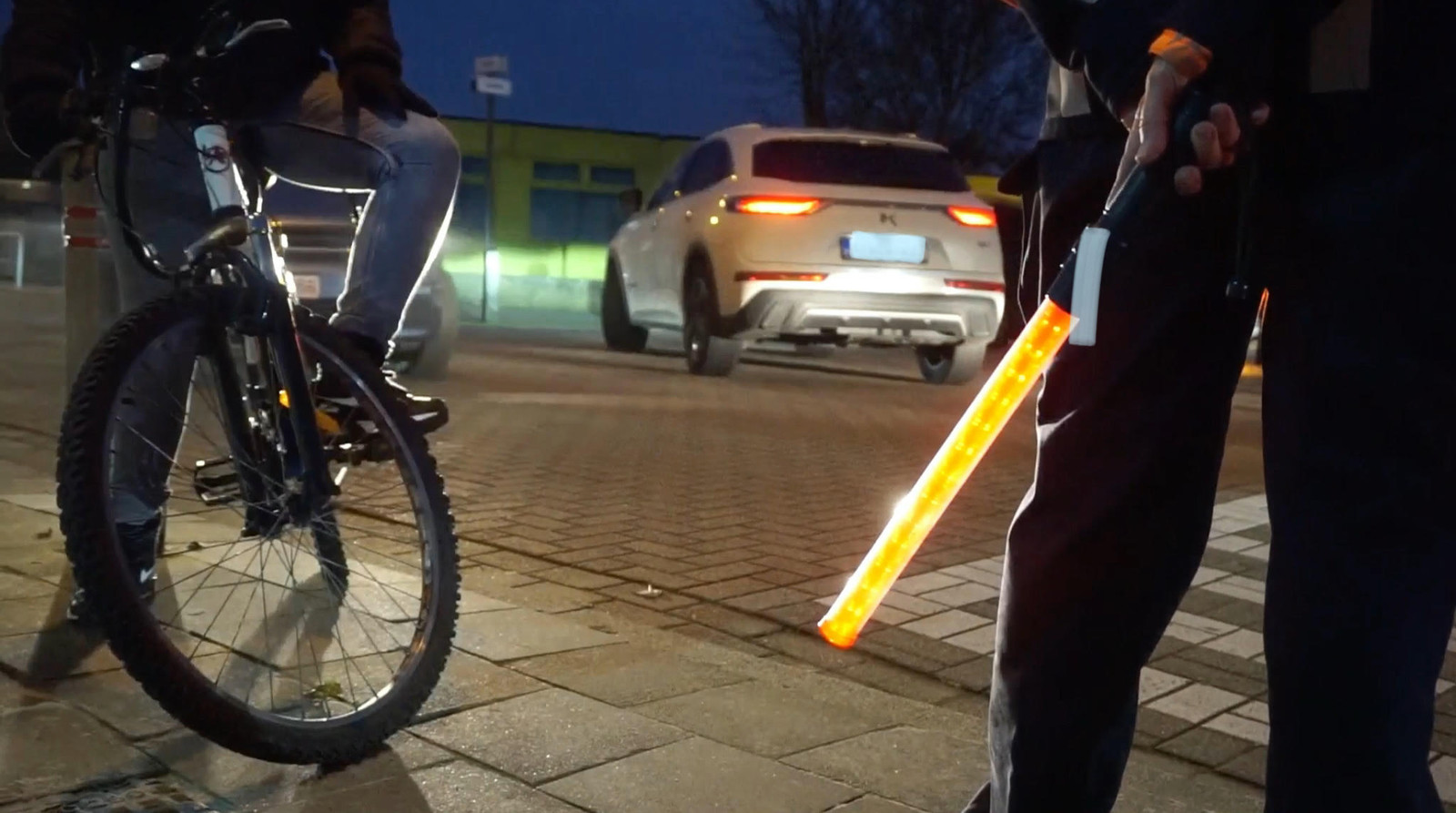 Politie gaat vanaf halfweg november fietsers zonder licht beboeten Foto