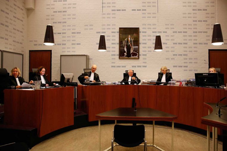 N. Vogelenzang (L) en H. Banning (R) van het OM, rechters, voorzitter R. Elkerbout (M), J.A. van Steen (L) en J.B. Wijnholt (R) in de rechtbank tijdens de rechtszaak tegen Maher H. Beeld anp