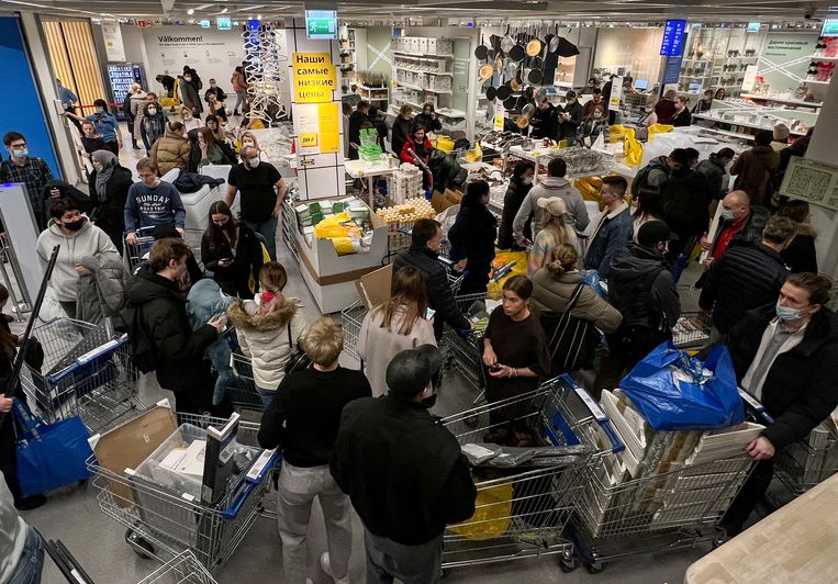 Topdrukte in een van de Moskouse filialen van Ikea op donderdag 3 maart. Net als veel andere bedrijven heeft de Zweedse meubelgigant besloten alle vestigingen en fabrieken in Rusland en Belarus te sluiten als reactie op de Russische inval in Oekraïne. Beeld Reuters