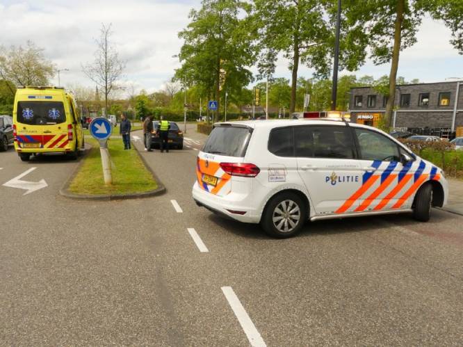 Fietser gewond na aanrijding op singel in Enschede, weg deels dicht