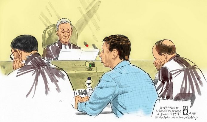 Willem Holleeder en zijn advocaten Robert Malewizc en Sander Janssen tijdens de uitspraak in de zaak tegen de Amsterdamse topcrimineel. De rechtbank veroordeelde Holleeder in juli 2019 tot levenslang.