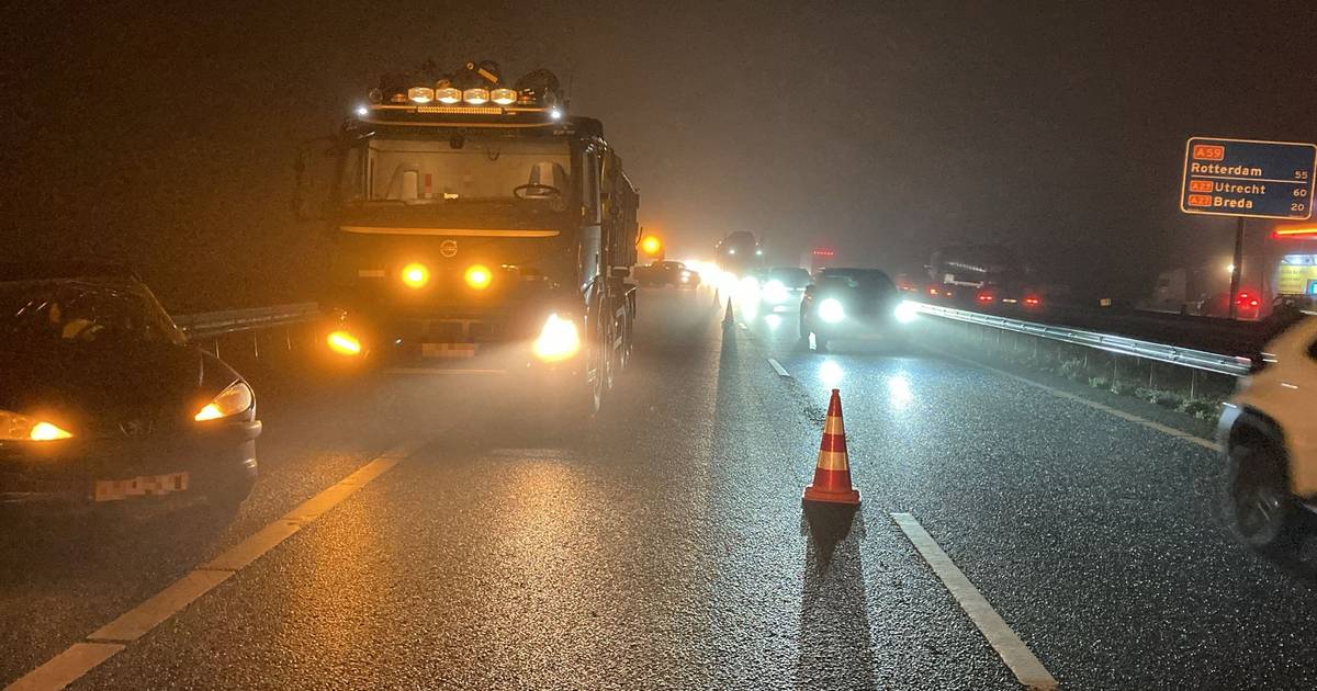 Rijstrook A59 door ongeluk bijna uur lang dicht, op hoogtepunt halfuur vertraging.