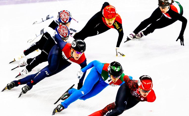 Jorien ter Mors op plek drie met twee Koreanen hijgend in haar nek. Ter Mors eindigt als vijfde in de olympische shorttrackfinale van de 1.500 meter. Beeld anp