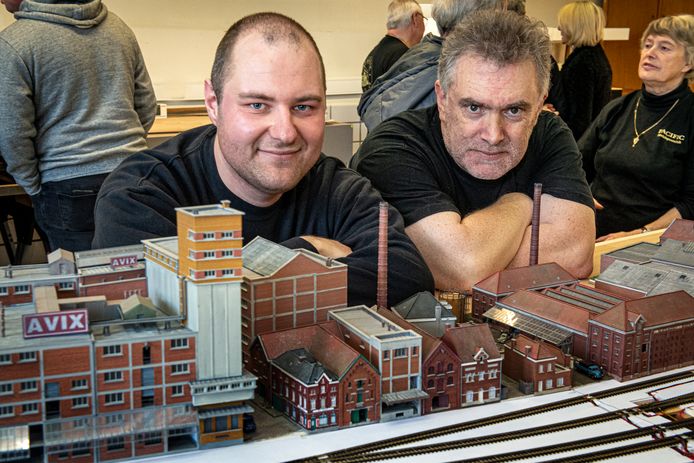 Secretaris Mattias Catry en voorzitter Arnold Van Waes bij de maquette van de Kop van de Vaart.