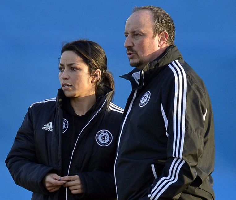 Eva Carneiro (l) met Chelsea-coach Rafa Benitez. Beeld EPA