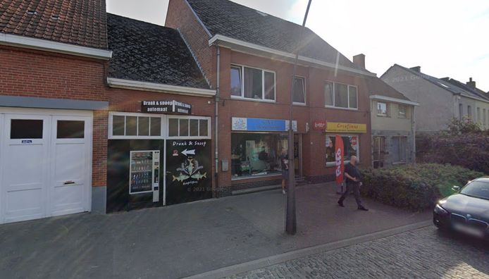De krantenwinkel ligt vlak naast de winkel van Geert.
