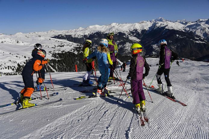 Een groepje skiërs op een piste in de Franse Alpen. Beeld ter illustratie.
