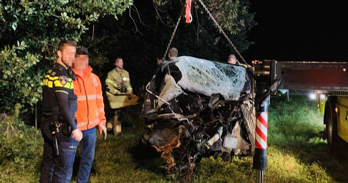 Auto verwoest na aanrijding met boom in Boxmeer.