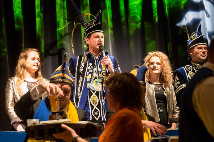 De kersverse prins kondigt de volgende deelnemer aan tijdens het Bont Sauwel Spektakel.