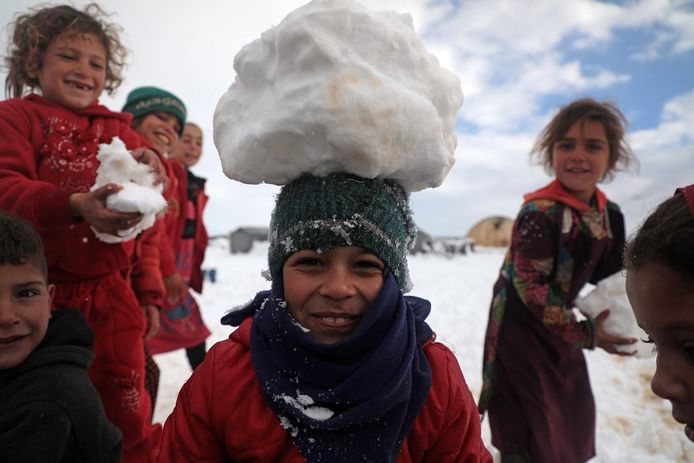 Gelukkig gaat het barre weer voor de kinderen soms ook gewoon gepaard met sneeuwpret.