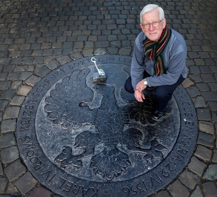 Hans de Visser bij een van de bijzondere historische stenen die in het centrum van Boxtel zijn gelegd.