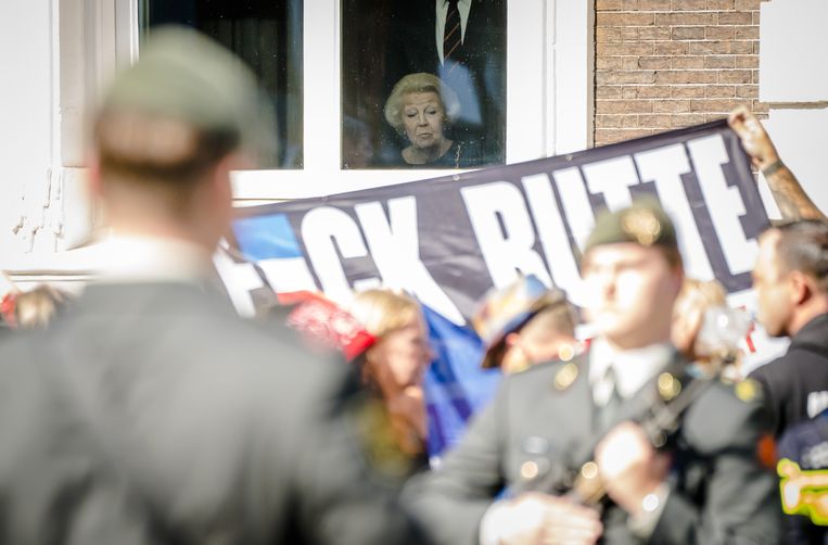 Prinses Beatrix bekijkt de koninklijke stoet met de glazen koets op Prinsjesdag.  Beeld ANP /  ANP