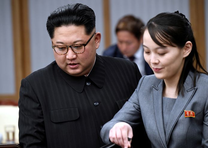 Kim Jong-un (l) en zijn zus Kim Yo-jong (r) hadden in 2018 nog een ontmoeting met de Zuid-Koreaanse president Moon Jae-in, in de gedemilitariseerde zone waar deze week het verbindingskantoor tussen de twee Korea's werd opgeblazen.