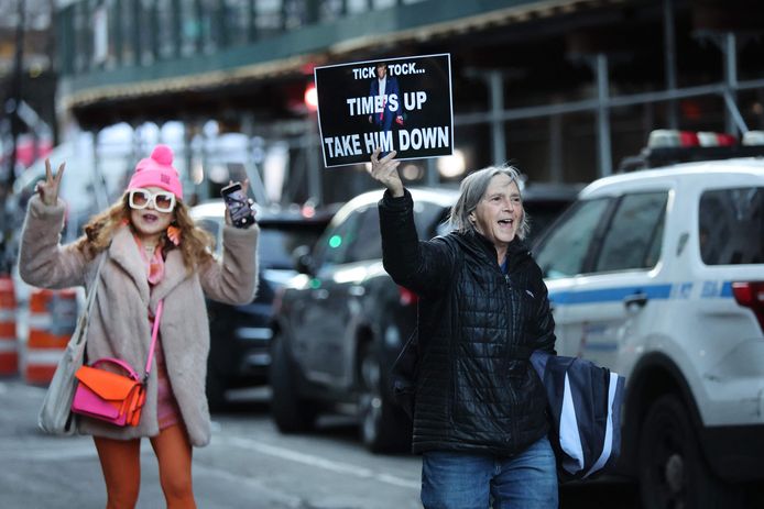 Demonstranten bij een rechtbank in Manhattan, New York.