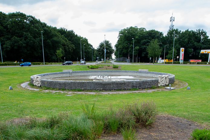 De bekende fontein op het Floraplein is al bijna twee maanden kapot.