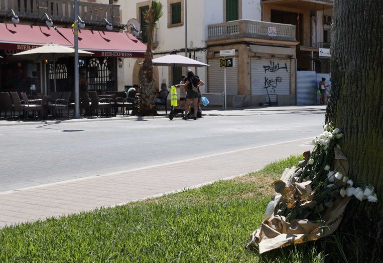 Bloemen ter nagedachtenis aan de overleden 27-jarige man uit Waddinxveen op Palma de Mallorca.  Beeld ANP