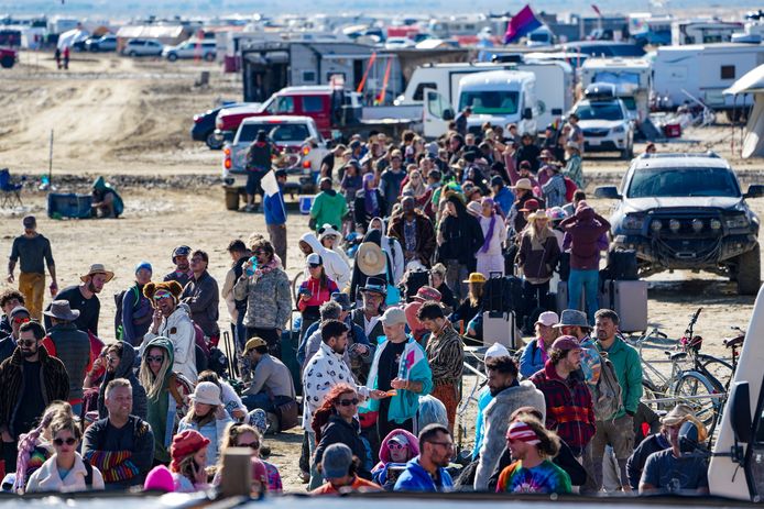 Piégés Par La Boue Les Festivaliers De Burning Man Commencent Enfin à Rentrer Chez Eux Monde