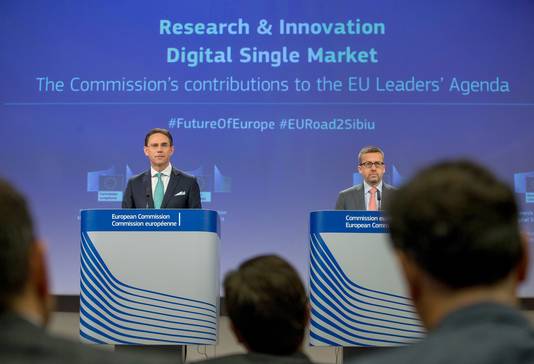 Eurocommissarissen Jyerk Katainen (Werkgelegenheid) en Carlos Moedas (Onderzoek) vanmorgen tijdens hun persconferentie over het nieuwe innovatiebeleid van de Europese Commissie