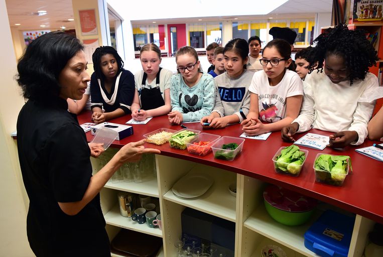 Leerlingen van groep 8 van basisschool Mozaiek in Helmond krijgen een les over koken en eten. Ze mogen zelf hapjes maken. Helmond doet sinds 2014 mee met JOGG (gezonde jeugd, gezonde toekomst). Beeld Marcel van den Bergh / de Volkskrant