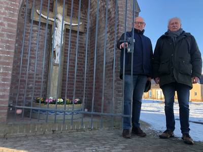Vogelnestjes op het kruisbeeld en groene aanslag: kerkhofkapel staat er dankzij Ad en Theo weer piek