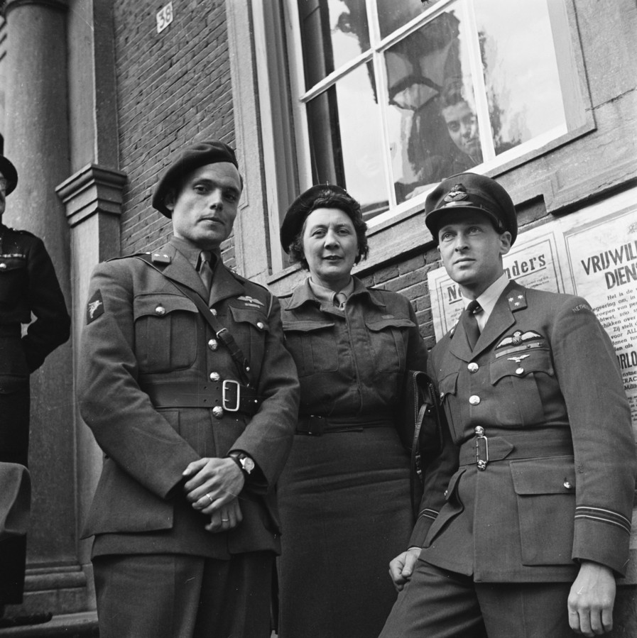 Adjudanten van koningin Wilhelmina in Breda, op 2 mei 1945. Vlnr: Peter Tazelaar, Rie Stokvis, Erik Hazelhoff Roelfzema