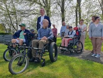Drie wielen, dikkere banden en grote noppen: offroad rolstoelen laten ook mensen met beperking genieten van Meetjeslandse natuur