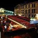 Nieuwe brug over Canal Grande wordt gemonteerd