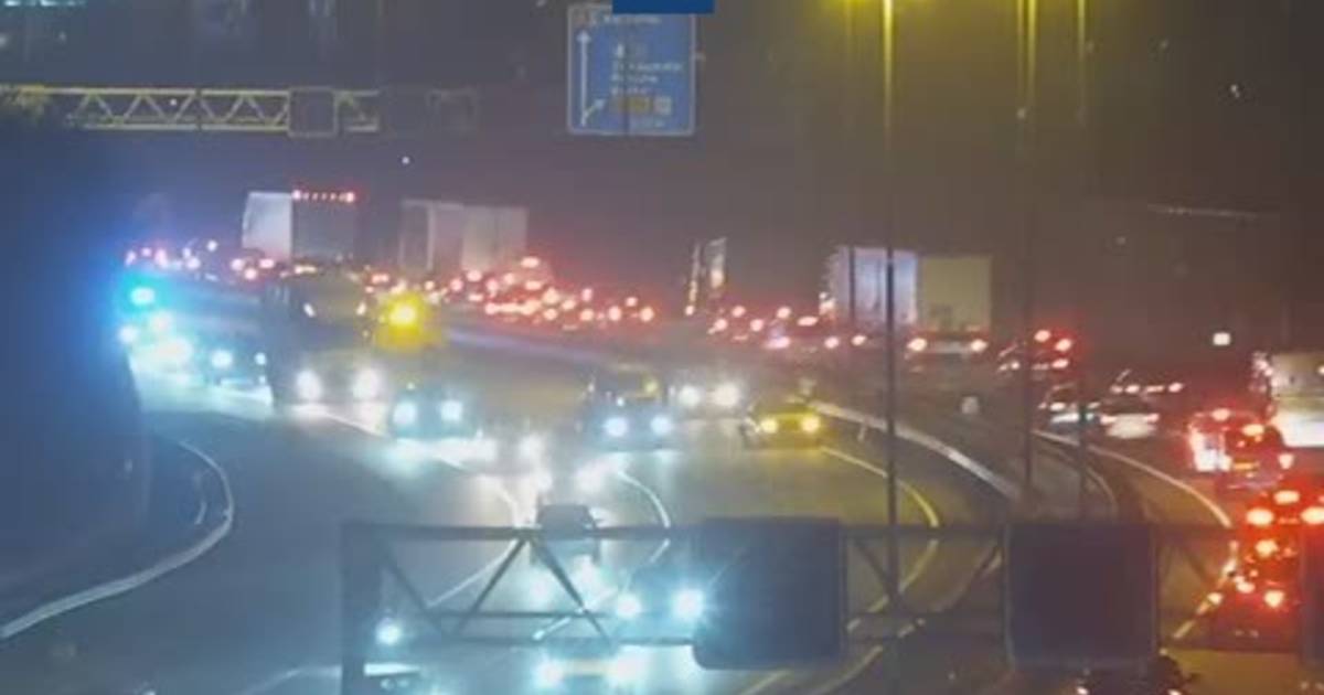 Ongeval met meerdere autos op A2 bij Zaltbommel, twee rijstroken dicht richting Utrecht.