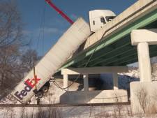 Un camion FedEx glisse sur un pont et se retrouve suspendu dans le vide