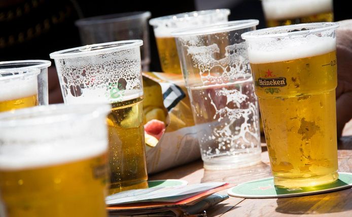 Plastic bekers bier tijdens de eerste Koningsdag na de troonsbestijging van Willem-Alexander in 2014.