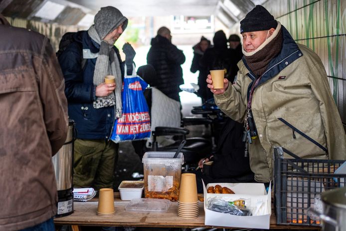Benjamin Rankouw (met zwarte muts) serveert de pasta en de soep voor de daklozen.