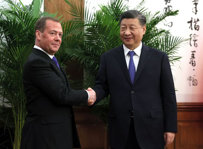 Voormalig Russisch president Dmitri Medvedev (links) en Chinese president Xi Jinping (rechts).