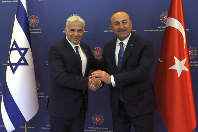 De Israëlische premier Yair Lapid en de Turkse minister van Buitenlandse Zaken schudden elkaar de hand in Ankara.