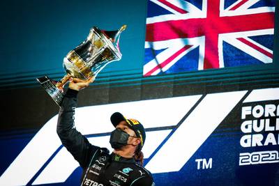 Lewis Hamilton is tevreden na zenuwslopende finish: “Wist dat het moeilijk ging worden om Max af te houden”