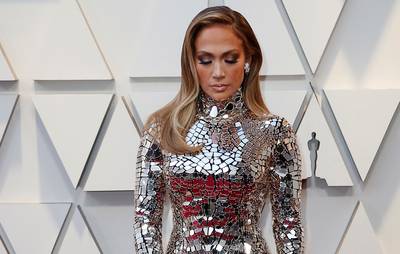 J.Lo viert 50ste verjaardag met taart van 10.000 euro met eetbaar goud