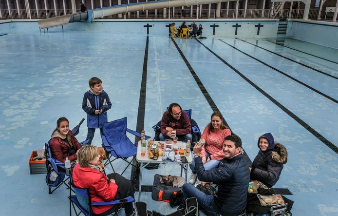 We zien op de foto (rechts) Sofie Debu (37) en Koen Blondeel (40) uit Kortrijk, samen met zonen Mathis (10) en Thibaut (13). Links zien we Mathias De Corte (37) en Alien Debrabandere (37), samen met kinderen Rune (9) en Liana (12)