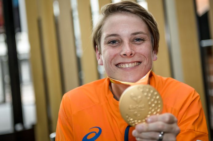 Tafeltennisster Kelly van Zon toont de gouden medaille die ze in 2016 in Rio de Janeiro bemachtigde.