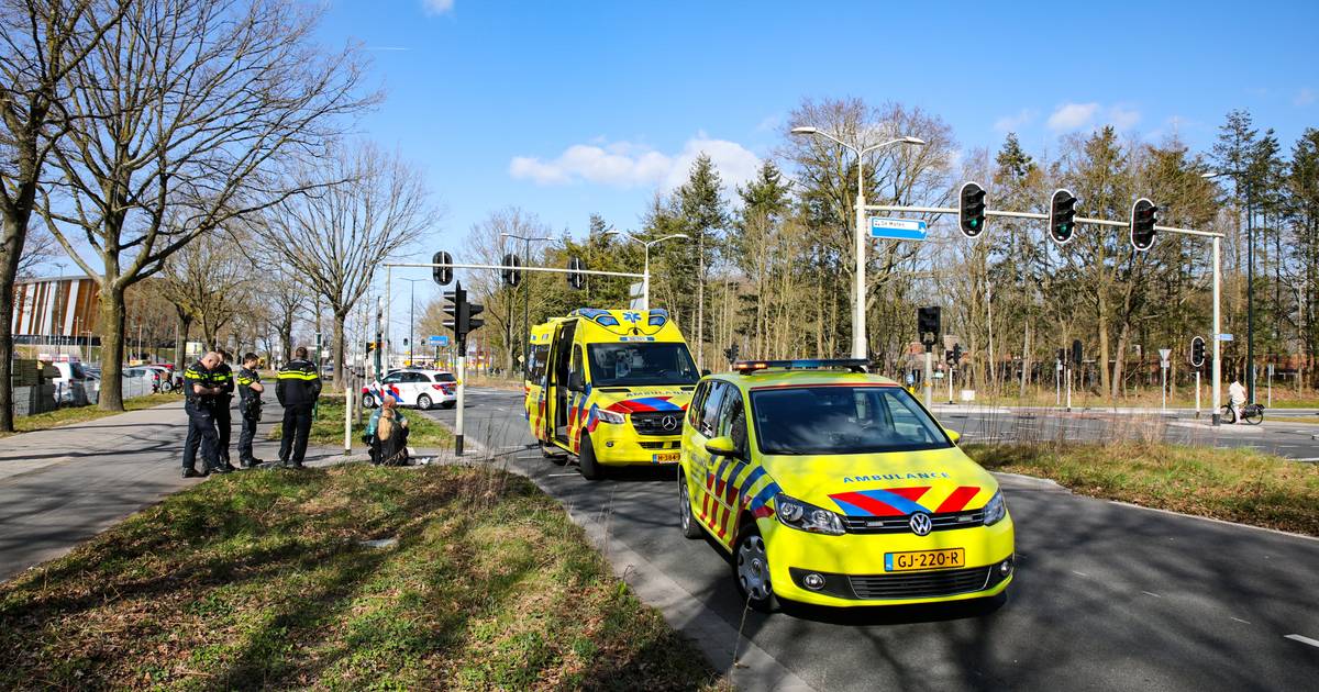 Meisje gewond na aanrijding op Laan van Erica in Apeldoorn.