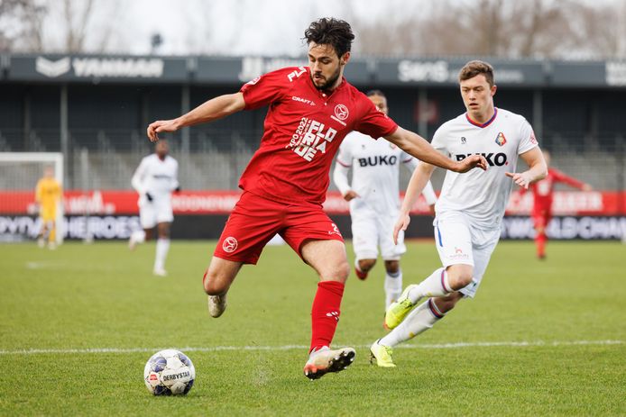 Bram van Vlerken haalt uit namens Almere City FC tegen Telstar.
