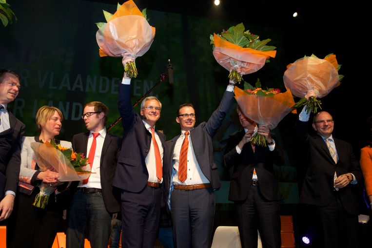 CD&V-vicepremier en Antwerps lijsttrekker Kris Peeters en partijvoorzitter Wouter Beke op een CD&V-congres. Beeld BELGA