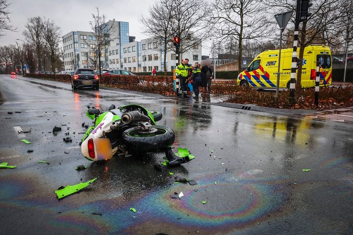 Bij de botsing op de Beemdstraat in Eindhoven raakte de motorrijder gewond.
