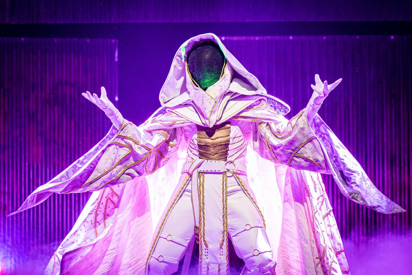 KIJK. Tovenaar waagt zich in ‘The Masked Singer’ aan nummer van