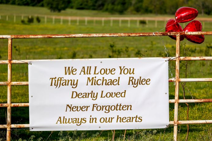 Een spandoek ter nagedachtenis aan Tiffany Guess, Michael Mayo en Rylee Allen hangt aan het hek bij het huis waar de feiten plaatsvonden.