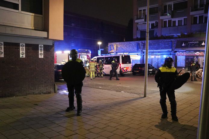 Volop politie in de wijk Kanaleneiland op 14 augustus 2020.